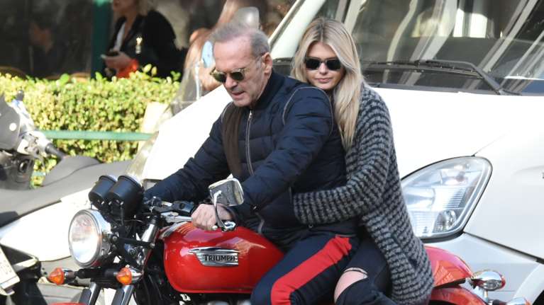 Αμαλία Κωστοπούλου: Μας δείχνει τη συγκομιδή από το μποστάνι του σπιτιού της στο Τέξας