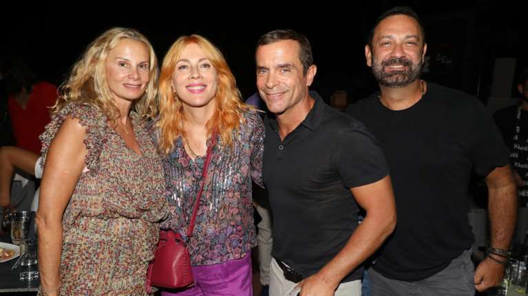 Σμαράγδα Καρύδη: Με τους κολλητούς της φίλους στην Ταράτσα του Φοίβου