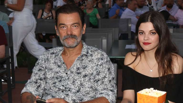 Κωνσταντίνος και Τζένη Καζακου: Η τρυφερή αγκαλιά δίπλα στη θάλασσα