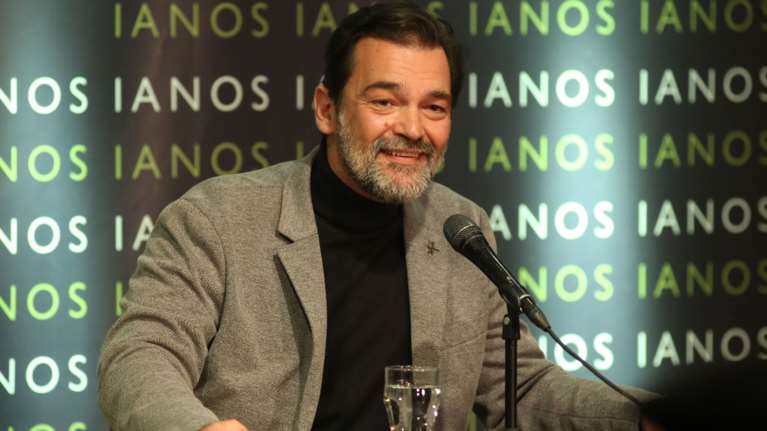 Κωνσταντίνος Καζάκος: Δημόσια φιλιά με την 23χρονη αγαπημένη του μετά το διαζύγιο