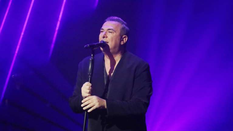 Φανερά αδυνατισμένος ο Αντώνης Ρέμος σε κοσμική εμφάνιση με τη σύζυγό του