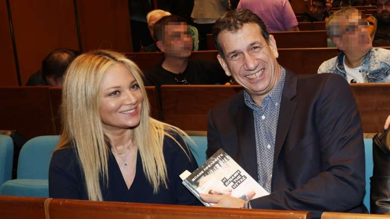 H Nάνσυ Ζαμπέτογλου με ανοιξιάτικο κοστούμι στη Βουκουρεστίου