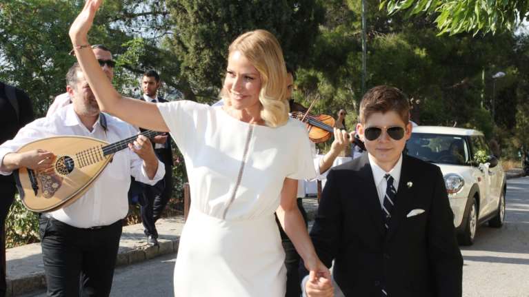 Τζένη Μπαλατσινού: Στην αποφοίτηση του Μάξιμου - Η αγκαλιά των δύο γιων της