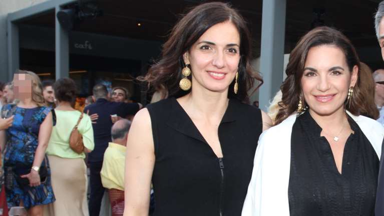 Ολγα Κεφαλογιάννη: Κομψή με ολόσωμη φόρμα σε εικαστικά εγκαίνια - Στο πλευρό της η αδερφή της