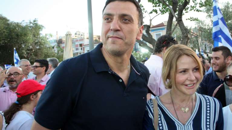 Τζένη Μπαλατσινού - Βασίλης Κικίλιας: Με τον γιο τους σε πλαζ της Σύρου