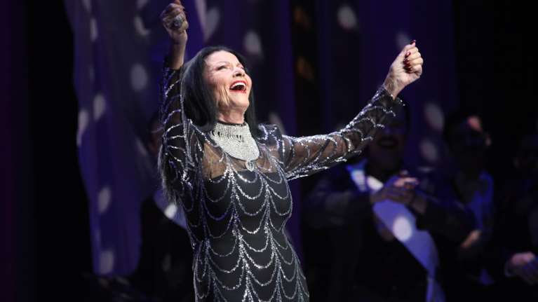 Glam και εκθαμβωτική στα 90 της η Ζωζώ Σαπουντζάκη: Το εφαρμοστό φόρεμα με τις αλυσίδες και τα λαμπερά αξεσουάρ