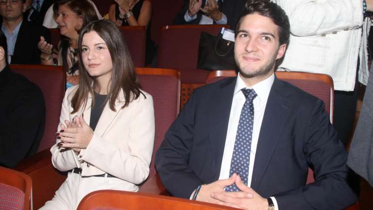 Ο Αλέξανδρος ηθοποιός και η Αλίκη χορεύτρια: Τα δίδυμα των Καραμανλή - Παζαϊτη έκαναν ντεμπούτο στο θέατρο