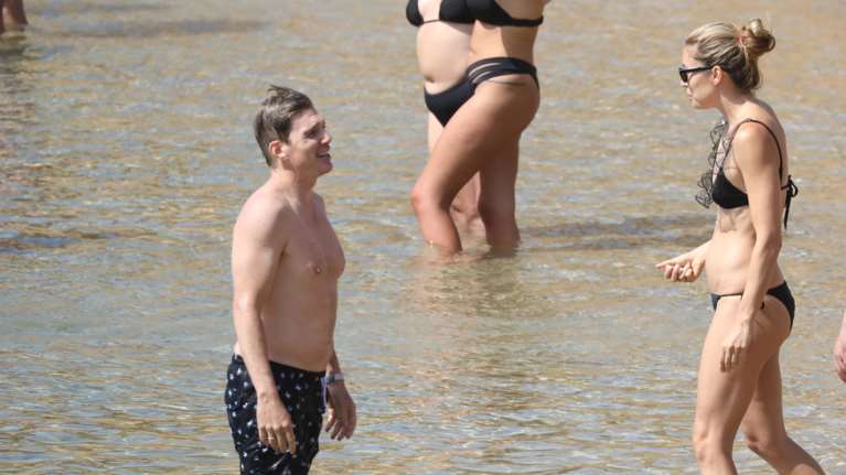 Μαριέττα Χρουσαλά- Λέων Πατίτσας: Για μπάνιο σε κοσμπολίτικη παραλία της Μυκόνου