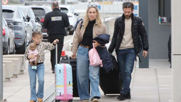 Αλεξάνδρα Μαροσούλη: Το στιλ της στο αεροδρόμιο και η διαφορετική κούκλα της με μαύρο δέρμα και ροζ φόρεμα