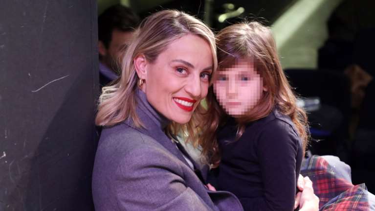 Κατάξανθη και ταλαντούχα η Αλεξάνδρα Μαροσούλη: Κάνει σκι με στιλ και ειδική πολύχρωμη στολή