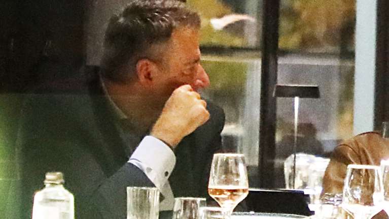 Στην καλοκαιρινή βάση του στο σπίτι του στην Τήνο ο Γιώργος Λιάγκας-  Οι εξορμήσεις του στο νησί