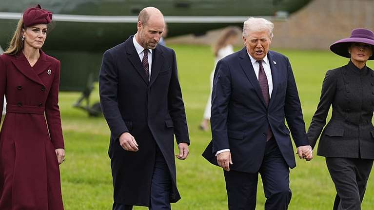Με ελικόπτερο στο Γουίνδσορ ο Τραμπ και η Μελάνια, την κρατούσε από το χέρι  - Τους υποδέχτηκαν Γουίλιαμ και Κέιτ