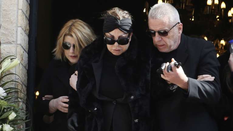 Ράκος η Άντζελα Δημητρίου στην κηδεία της μητέρας της: Αγκαλιά με την κόρη της στην εκκλησία