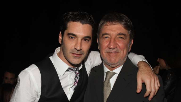 &quot;Ο πατέρας μου είναι σε δύσκολη κατάσταση&quot;: Τα πρώτα λόγια του Χριστόφορου Παπακαλιάτη μετά το σοβαρό τροχαίο στην Κρήτη