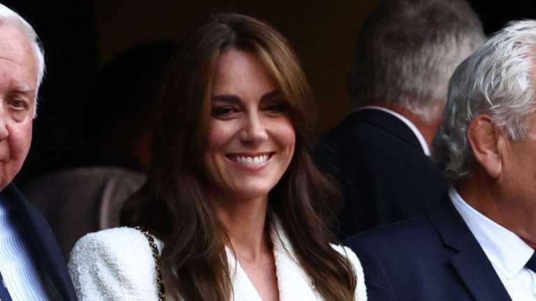 Πριγκίπισσα με Chanel και Zara: Η Κέιτ Μίντλετον πήγε στο γήπεδο με blazer και τσάντα αξίας 4.500 ευρώ