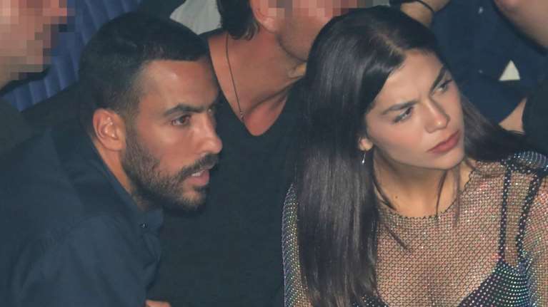 Μελίνα Νικολαΐδη: Το fishnet top με στρας που φόρεσε σε βραδινή έξοδο και τα τρυφερά φιλιά με τον σύντροφό της