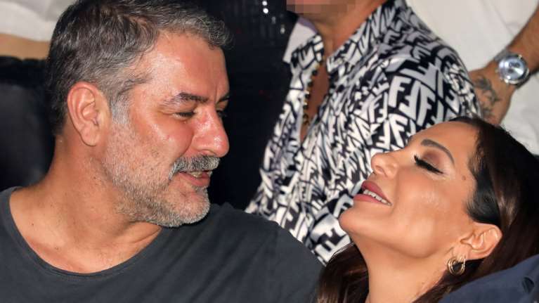 Βασίλης Μπισμπίκης - Δέσποινα Βανδή: Πολύ διαχυτικοί στα μπουζούκια - Οι αγκαλιές και τα παθιασμένα φιλιά