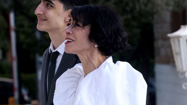 Έλενα Τοπαλίδου: Ποζάρει με λευκό ολόσωμο κορμάκι και στράπλες jumpsuit που αφήνει ακάλυπτο το στήθος της