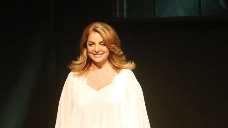 Άντζελα Γκερέκου: Οπτασία στα λευκά πάνω στη σκηνή - Στο πλευρό της ο αδελφός, η μαμά και η κόρη της