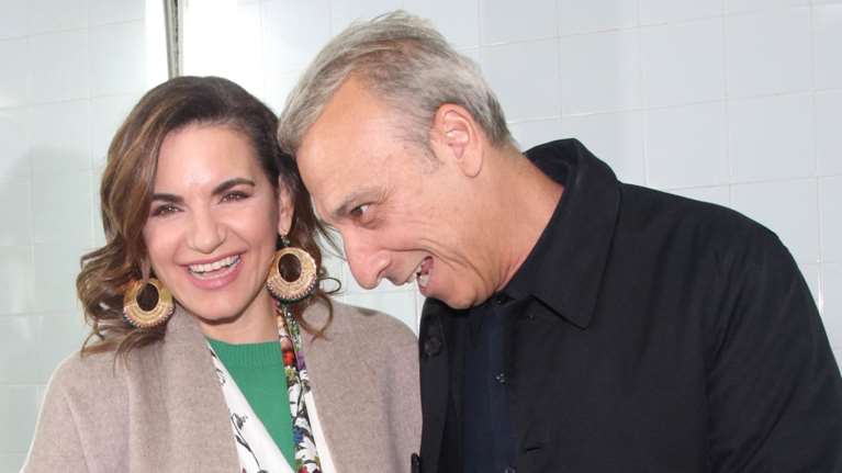 Όλγα Κεφαλογιάννη: Η άνετη εμφάνιση στο Ηρώδειο και ο ιδιαίτερος τρόπος που φόρεσε ένα φλοράλ φουλάρι