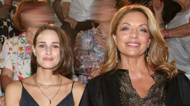 Άντζελα Γκερέκου - Μαρία Βοσκοπούλου: Μαμά και κόρη στο Ηρώδειο με αέρινα φορέματα - Το θεϊκό καφτάνι της ηθοποιού