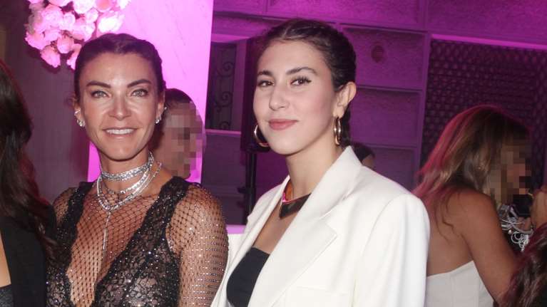 Μαρίνα Βερνίκου: Η glam εμφάνιση με την κόρη της Ντεμήλια - Το fish net τοπ της μαμάς και το ανδρόγυνο της κόρης