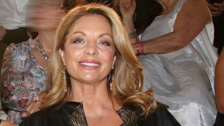 Άντζελα Γκερέκου: Μια κούκλα στο Ηρώδειο - To εκπληκτικό shirt dress με τα βολάν που φόρεσε ως πανωφόρι