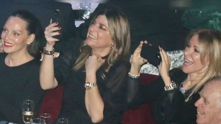 Αθανασία Μαρινάκη: Η σπάνια εμφάνιση της συζύγου του Βαγγέλη Μαρινάκη - Στα μπουζούκια με Λάτση και Γιάννα Αγγελοπούλου