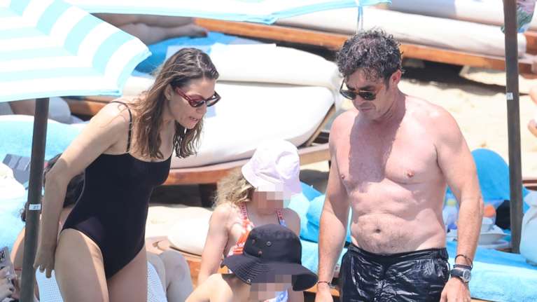 Σε νησιώτικο πανηγύρι η Βίκυ Καγιά - Οικογενειακές διακοπές με τον Ηλία Κρασσά και τα παιδιά τους