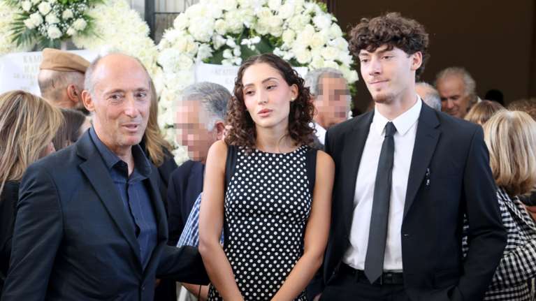 Τζέλλα και Στάθης Πλέσσας: Αυτά είναι τα άγνωστα εγγόνια του Μίμη Πλέσσα - Με τον πατέρα τους στην κηδεία του παππού τους