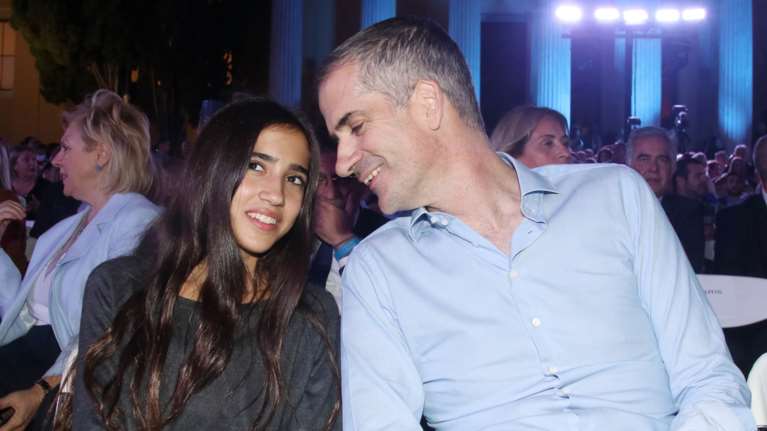 Δανάη Μπακογιάννη: Η 14χρονη μελαχρινή κόρη του Κώστα Μπακογιάννη στο κέντρο με τον πατέρα της και τη Σία Κοσιώνη