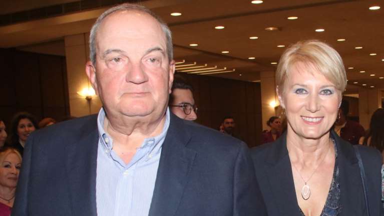 Σπάνια έξοδος για Νατάσα Παζαΐτη και Κώστα Καραμανλή: Το βραδινό look της χειρουργού με κρουαζέ φόρεμα με μεγάλο σκίσιμο