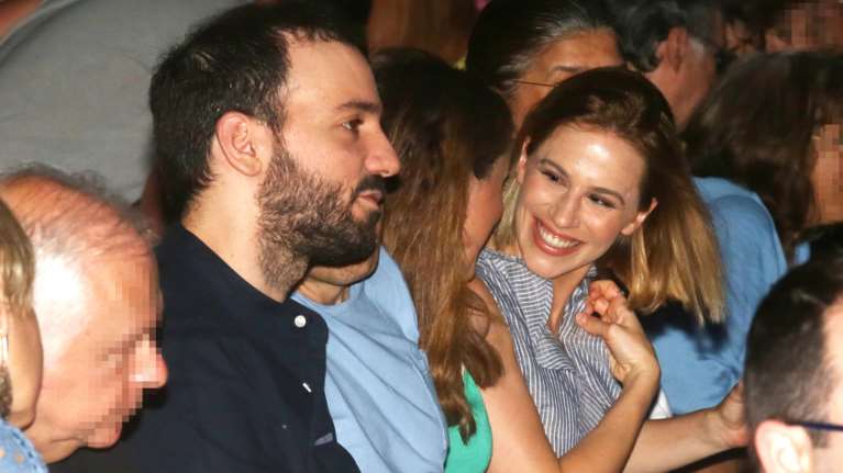 Νάντια Μπουλέ - Γιώργος Ισαάκ: Με την 4χρονη Σέμελή τους σε ειδυλλιακή παραλία