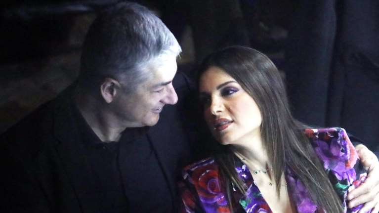 Σταματίνα Τσιμτσιλή - Θέμης Σοφός: Η total black εμφάνιση με αφορμή τα 13 χρόνια γάμου τους