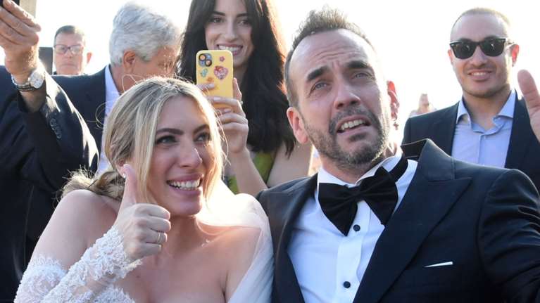 Χαμογελαστή η μαμά, αγχωμένος ο μπαμπάς: Μουζουράκης - Κοζάρη στην αίθουσα αναμονής του μαιευτηρίου λίγο πριν τον τοκετό