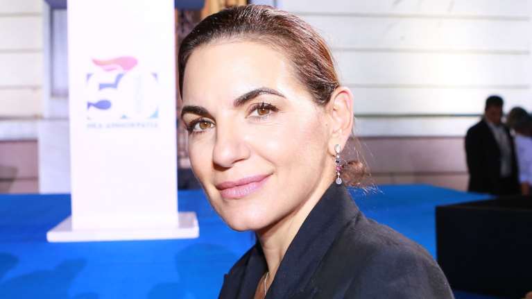 Η διαφορετική εμφάνιση της Όλγας Κεφαλογιάννη: Ανανεωμένη με μίνι boho φόρεμα με λαχούρια και εσπαντρίγιες