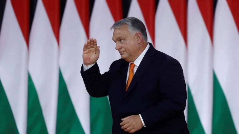 Politico: Το παρασκήνιο της Συνόδου Κορυφής των 27 για την Ουκρανία- Η βόλτα για καφέ του Όρμπαν και το δώρο των 10 δις