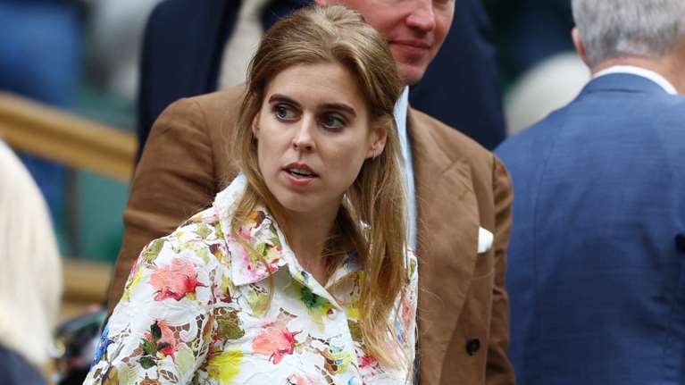 Οι Βρετανοί royal επέστρεψαν στο Wimbledon: Η εμφάνιση της πριγκίπισσας Βεατρίκης στο Royal Box με φλοράλ δαντέλα