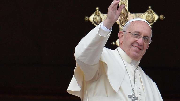 Πάπας Φραγκίσκος: Οι καμπάνες της Νοτρ Νταμ χτύπησαν 88 φορές - Σκοτεινός θα παραμείνει απόψε ο πύργος του Άιφελ