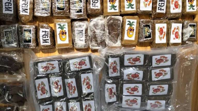 Γιος μεγαλογιατρού και γόνοι επιχειρηματιών είχαν στήσει "σούπερ μάρκετ" ναρκωτικών – Τα έκρυβαν μέσα σε χυμούς και λάδια