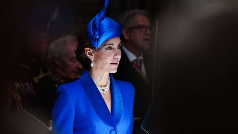 Χαμογελαστή, ελαφρώς καταβεβλημένη και με μια μεγάλη έλλειψη: Τι έλειπε από τη νέα εμφάνιση της Κέιτ Μίντλετον