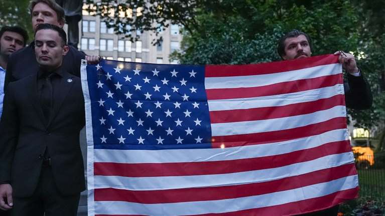 &quot;Λατρεύω τον Χίτλερ&quot;: Σάλος από τα ρατσιστικά και αντισημιτικά μηνύματα Ρεπουμπλικανών νεολαίων