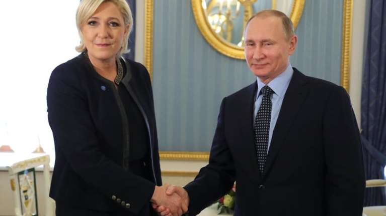 Εκλογές στη Γαλλία: &quot;Πανευρωπαϊκή τάση&quot; βλέπει το Κρεμλίνο στη νίκη της ρωσόφιλης Μαρίν Λε Πεν