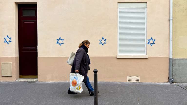 Ποιος είναι πίσω από την ανατριχιαστική εμφάνιση &quot;Άστρων του Δαβίδ&quot; στο Παρίσι - Οι Μολδαβοί πράκτορες και το ρωσικό δίκτυο