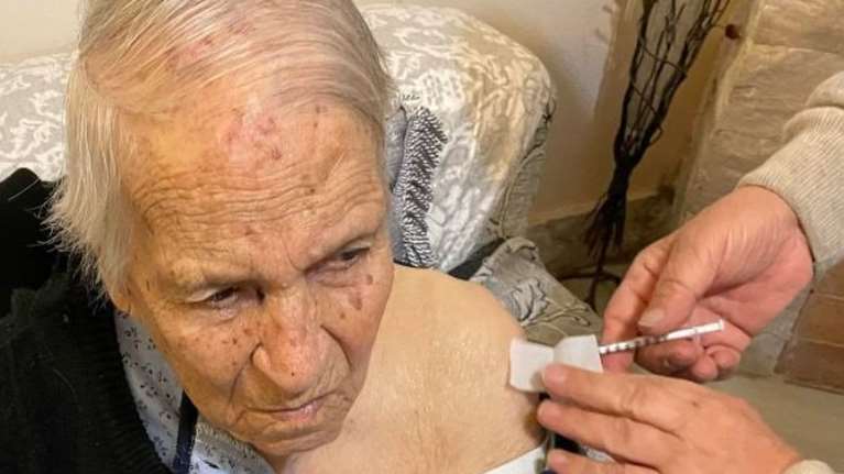 Βόλος: Γιαγιά 106 ετών εμβολιάστηκε για τον κορονοϊό - Θέλει να βγει νικήτρια από αυτόν τον &#39;&#39;πόλεμο&#39;&#39; [Εικόνες]