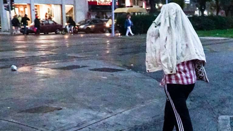 Με δύο πρόσωπα ο καιρός: Καλοκαίρι στη μισή χώρα, φθινόπωρο στην υπόλοιπη - Πέφτει έως και 8 βαθμούς η θερμοκρασία