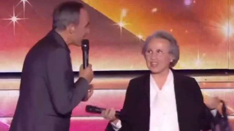 Νίκος Αλιάγας: Viral η έκπληξη της μητέρας του ζωντανά στην  εκπομπή του: "Ρε μάνα τι κάνεις;"