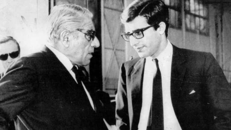 Κυριακή του Πάσχα στον Σκορπιό: Ο Αριστοτέλης και ο Αλέξανδρος Ωνάσης δίπλα στη σούβλα