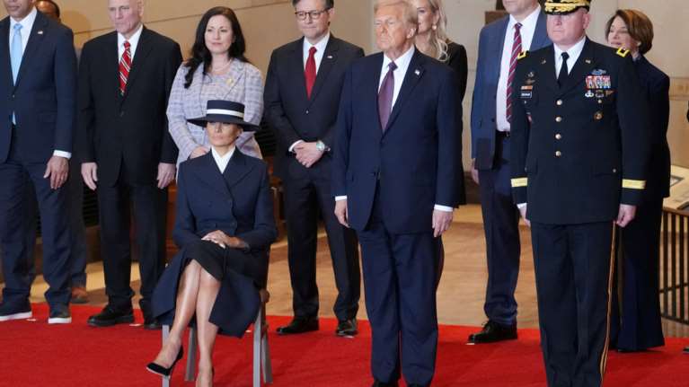 Ορκωμοσία Τραμπ: Οι αποκαλύψεις για τη Μελάνια - &quot;Την πόνεσαν τα πόδια της&quot; από την ορθοστασία με γόβες στιλέτο