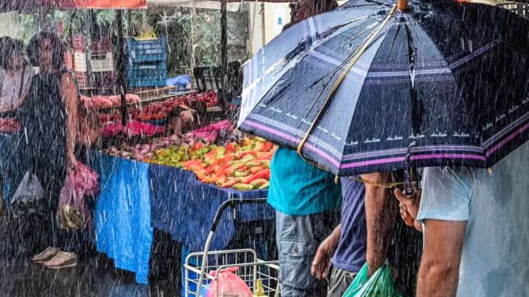 Ο καιρός σήμερα: Βροχές και καταιγίδες στο μεγαλύτερο μέρος της χώρας - Η θερμοκρασία θα φτάσει τους 34 βαθμούς